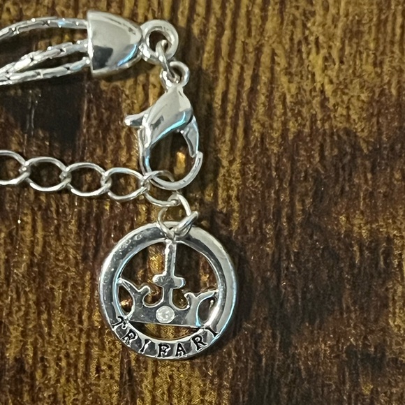 Vintage Crown Trifari Silvertone Triple Strand Necklace signed - Picture 8 of 8